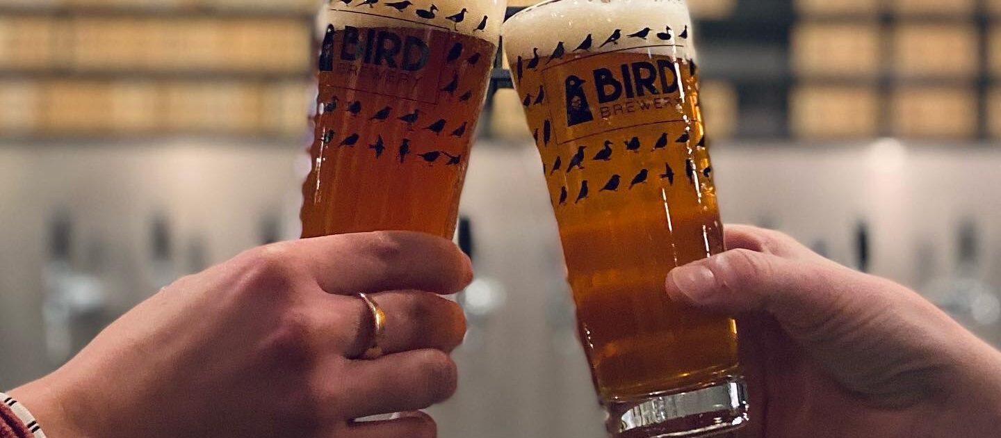 Pubquiz en het proosten van een glas