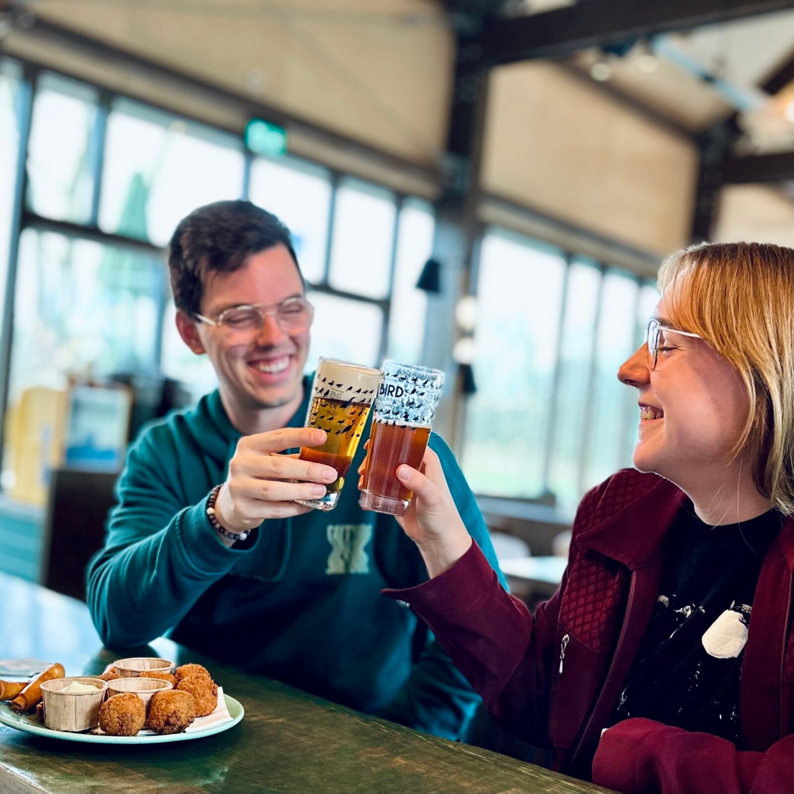 Samen genieten van een biertje aan de bar